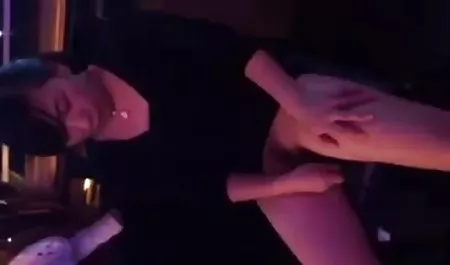 Pemain Billiard menempatkan cewek bokep indo terbaru cantik merah di tongkatnya