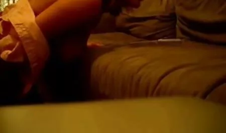 Seorang berambut cokelat dengan sesosok tubuh video tante cantik indo datang untuk berdiam di kantor