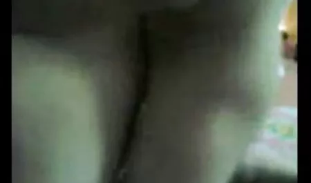 Wanita kuda tante indonesia montok yang bergairah Laura Lee di atas sadel