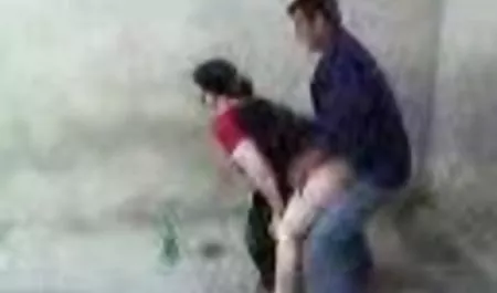 Seorang pria mengunjungi dua gadis panas bokep suster cantik indo