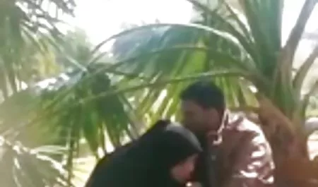 Pelacur telanjang bokep indo mahasiswi cantik menggoda seorang pria di kolam renang