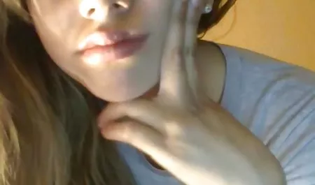 Pelacur bermata besar memberikan blowjob bokep indo cantik sexy yang indah