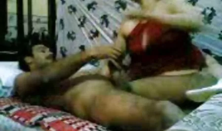 Seorang video montok indonesia gadis dalam pakaian seksi menyenangkan pria