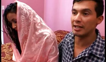 Seorang lelaki bokep tercantik di indonesia menyebarkan ayam untuk seks demi uang
