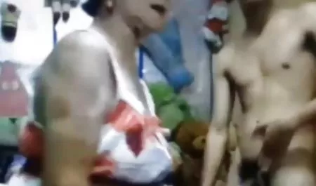 Seks brunette bokep cantik indo yang bergairah dengan payudara besar