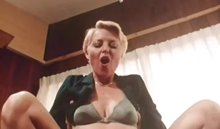 Tiga wanita video bokep indo cantik cantik merantai seorang pria